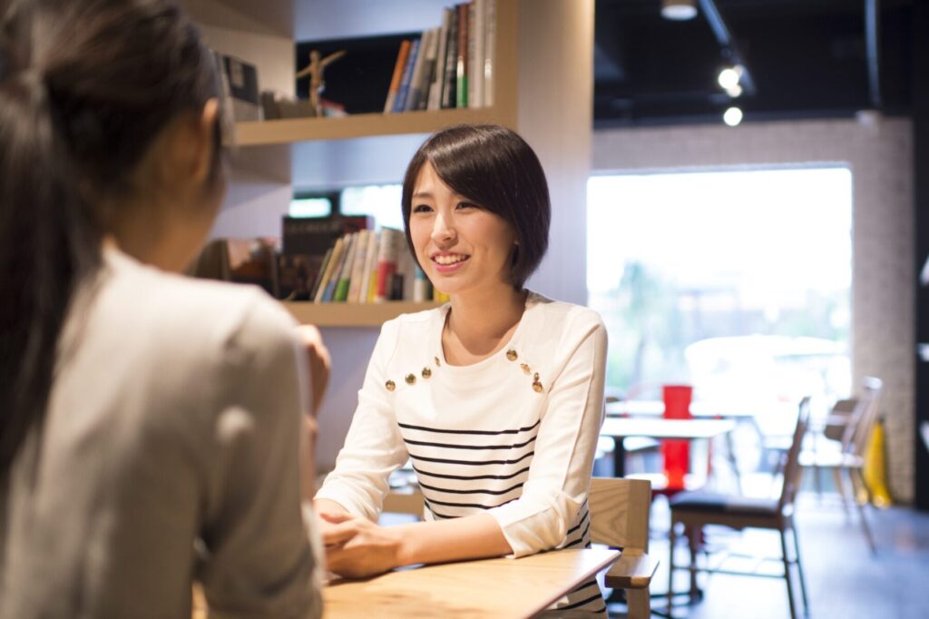 Women are chatting in a cafe partner class pic
